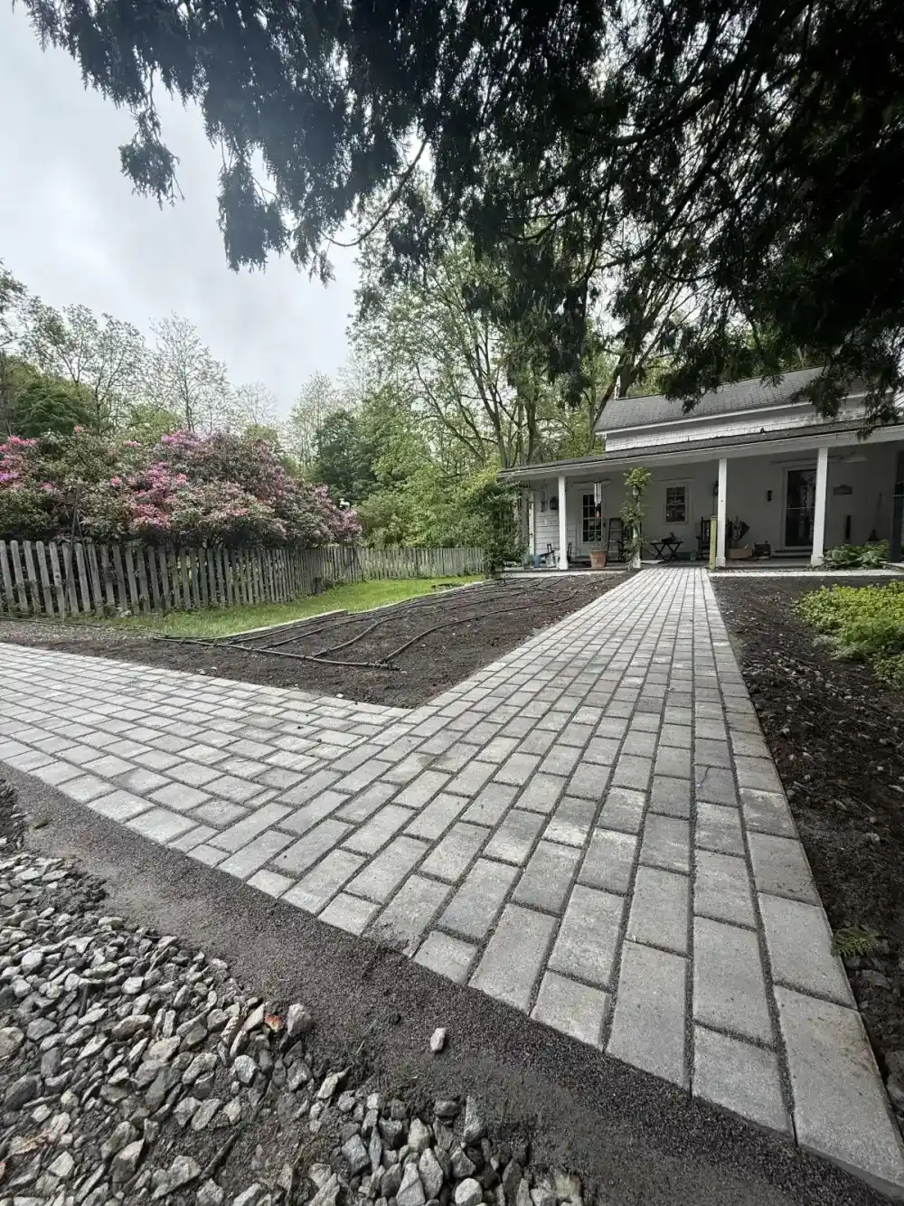 Retaining wall perspective view showing proper construction